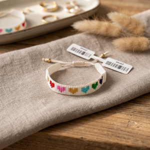 Bracelet artisanal Sstringz en perles Miyuki Delica multicolores sur base blanche avec cœurs dorés, rouges, roses, turquoise, verts et bleu marine - Product Image 6