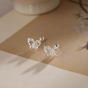 Orecchini a perno con farfalla per donna, piccoli e graziosi, gioielli per cartilagine - Product Image 1