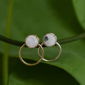 Boucles d'oreilles pendantes fines en acier inoxydable 316L plaqué or PVD, résistantes et durables, avec pierres rondes - Product Image 3