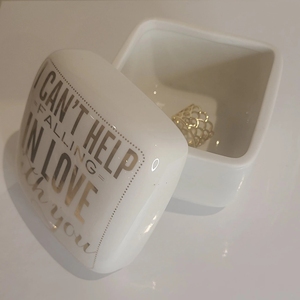 Caja <span class=keywords><strong>de</strong></span> baratija <span class=keywords><strong>de</strong></span> cerámica cuadrada Caja <span class=keywords><strong>de</strong></span> regalo <span class=keywords><strong>de</strong></span> joyería decorativa Embalaje con oro inscrito "<span class=keywords><strong>No</strong></span> <span class=keywords><strong>puedo</strong></span> evitar <span class=keywords><strong>enamorarme</strong></span> <span class=keywords><strong>de</strong></span> <span class=keywords><strong>ti</strong></span>" - Product Image 1