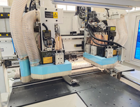 Machine de perçage et de rainurage CNC six faces pour le travail du bois, pour le perçage et le rainurage de toutes les faces des panneaux de particules et des armoires en MDF