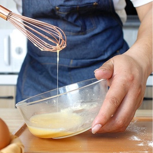 ที่ตีไข่ทำจากโลหะโรสโกลด์พร้อมที่จับไม้ที่ตีไข่สำหรับใช้ในครัว - Product Image 2