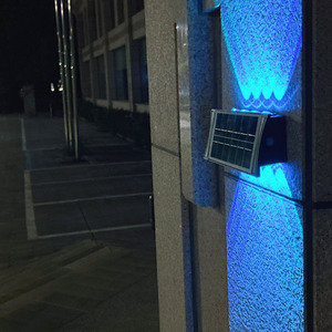 ไฟติดผนังโซลาร์เซลล์ 81012 ชิป LED สำหรับภายนอกบ้าน สวนหย่อม แสงตกแต่งกันน้ำ ไฟส่องผนังสร้างบรรยากาศ - Product Image 1