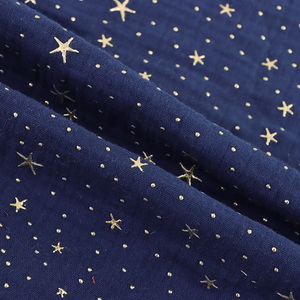 Vente en gros directe d'usine, tissu en mousseline de coton biologique 100% <span class=keywords><strong>double</strong></span> <span class=keywords><strong>gaze</strong></span>, tissé froissé, avec des étoiles en feuille d'or et d'argent pour garçons - Product Image 5