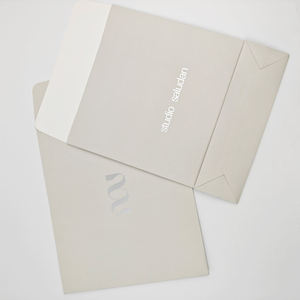 Sacs en papier écologiques biodégradables en matériaux recyclés avec logo argenté, personnalisables pour vêtements et chaussures - Product Image 2