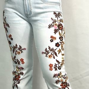 กางเกงยีนส์ลายดอกไม้สำหรับผู้หญิง OEM กางเกงเดนิมปักลายตามสั่ง กางเกงลำลองทรงสกินนี่แบบซัก - Product Image 5