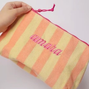 กระเป๋าเครื่องสำอางผ้าเทอร์รี่เนื้อนุ่ม 8 นิ้ว กระเป๋าใส่ของใช้ในห้องน้ำสำหรับเดินทาง พร้อมโลโก้ปัก กระเป๋าซิปความจุขนาดใหญ่ - Product Image 2