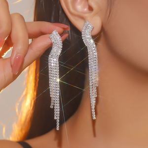 ต่างหูแบบคล้องหูสไตล์ยุโรป-อเมริกัน ประดับเพชรซิรคอน ดีไซน์โดดเด่น ระย้าเพชรเต็มเส้น ยาว สำหรับแฟชั่น - Product Image 3