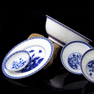 Jingdezhen ชุดเครื่องใช้บนโต๊ะอาหารสำหรับครอบครัวระดับไฮเอนด์ลายครามสีฟ้าและสีขาวสวยงามแกะสลักด้วยมือแบบเรียบง่าย - Product Image 3