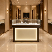 Vitrine de présentation de bijoux haut de gamme avec verre trempé et éclairage LED pour la vente au détail de luxe. Vitrine, présentoir