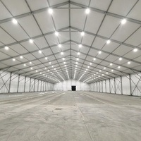 Grande tente d'entrepôt à grande portée, intérieur en tissu blanc, éclairage LED, abri de stockage industriel