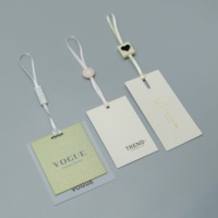 Étiquettes suspendues en papier couché épais, style mode, taille et logo de marque personnalisés pour vêtements de marque privée, au prix le plus bas
