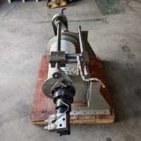Treuil hydraulique avec système de guidage de corde, adapté à l'utilisation sur yachts/parapentes/towage de parachutes en mer.