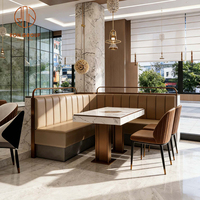 Ensemble de chaises de banquettes modernes de luxe avec table en marbre, revêtement en cuir côtelé vert kaki et pieds en métal pour hôtel, salon de thé, restaurant