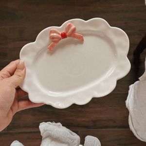 Assiette à gâteau <span class=keywords><strong>en</strong></span> céramique blanche peinte à la main, style rétro, design luxueux léger, passe au micro-ondes, plat de service décoratif, <span class=keywords><strong>vaisselle</strong></span> de table pour la maison - Product Image 1