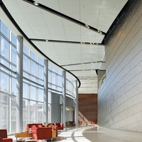 Showroom en acier préfabriqué innovant et imperméable |   Déploiement rapide, écologique et alimenté à l'énergie solaire |   Supermarché moderne dans un hôtel avec cour