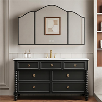 Ensemble de meubles de salle de bain vintage de style américain et français du milieu du siècle, avec lavabo et miroir sur pied