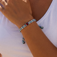 Bracelet ajustable en corde tressée colorée fait main avec breloque en zircone en forme de poire ou de goutte d'eau, idéal pour l'été, la plage ou comme cadeau d'anniversaire