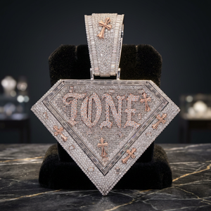 จี้รูปโล่ห์ผู้ชายแบบ Iced Out ประดับตัวอักษรเดียว ฝังเพชรโมอิสซาไนต์แบบละเอียด สร้อยคอฮิปฮอปสุดหรู - Product Image 3