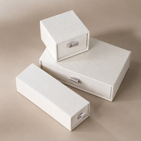 Coffret à bijoux de luxe à tiroirs coulissants avec doublure en satin/éponge, boîte rigide personnalisable, rangement élégant blanc pour bagues et colliers