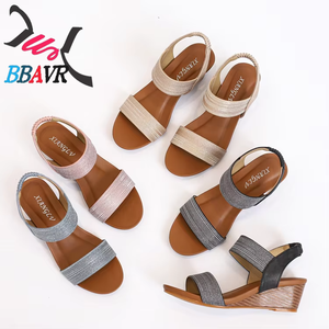 Sandalias de cuña para mujer al por mayor de fábrica, de PU brillante con tira trasera y punta abierta, calzado casual para exteriores - Product Image 1