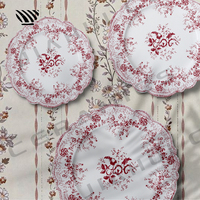 Ensemble de vaisselle en porcelaine romantique à motifs floraux rouges complexes pour les célébrations de mariage enchanteresses