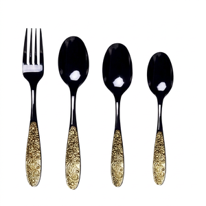 Service de couverts de luxe noir et or avec manche gravé de motifs floraux pour dîner élégant, mariage, réception, restaurant et table à manger à domicile - Product Image 1