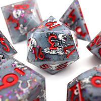 Jeu de dés en résine à bords tranchants avec incrustation squelette, 7 pièces, gris, polyédriques, avec inscription rouge, faits à la main, pour D&D et jeux de rôle sur table - L19