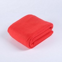 Usine en gros super doux portable compagnie aérienne couverture solide polaire voyage couverture pour cadeau de promotion