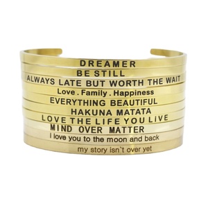 Bracelet manchette classique en acier inoxydable plaqué or, gravé et personnalisé, avec nom sur mesure, pour femmes et hommes, expédition immédiate - Product Image 1