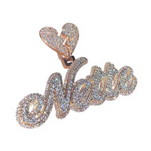 จี้เพชรโมอิสซาไนต์ VVS แบบกำหนดตัวอักษรได้  ทรงหัวใจสองสีสไตล์ฮิปฮอป  ตัวเรือนเงินแท้ 925  พร้อมใบรับรอง  จี้ชื่อหรูหรา - Product Image 1