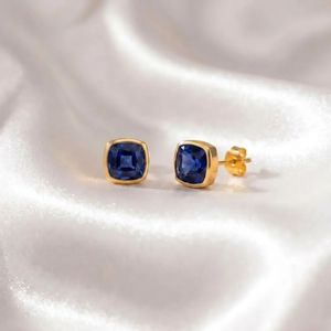 Élégantes boucles d'oreilles clous en saphir taille coussin en argent sterling 925 ou plaqué or 18 carats, pierre bleue, bijoux fins pour tous les jours - Product Image 1
