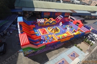 Parcours d'obstacles gonflable géant commercial avec plusieurs toboggans, aire de jeux extérieure pour la location d'événements
