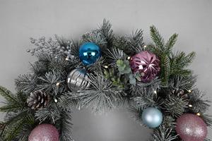 Nuevo producto Puerta de Navidad Guirnaldas de bolas de plástico decorativas Guirnalda artificial de aguja de pino interior - Product Image 4