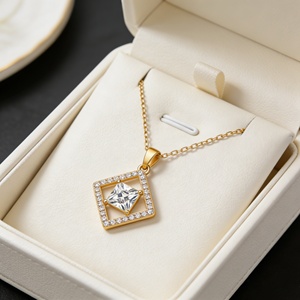 Collier en laiton plaqué or 18 carats avec chaîne à maillons et pendentif carré flottant en zircon cubique AAA - Product Image 1