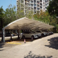 Structure de carport moderne en membrane tendue PVC/PTFE avec fonction ignifuge pour utilisation en extérieur comme abri de stationnement, garage et entrepôt