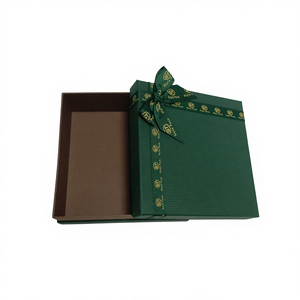 Boîte cadeau rectangulaire en carton rigide vert avec logo en feuille d'or et ruban pour usage artisanal - Product Image 3