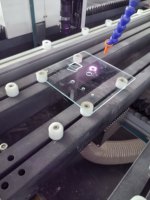 Machine de traitement automatique du verre 120W entièrement fermée CNC pour sablage, perçage et décapage de film sur fibre de verre