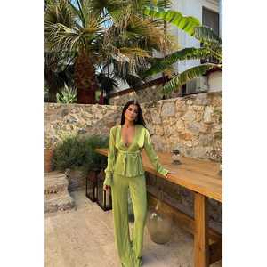 Ensemble deux pièces en crêpe vert olive pour femmes, logo personnalisable, coupe ajustée, longueur au-dessus du genou - Product Image 2