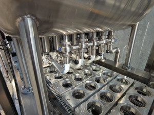 Macchina di riempimento <span class=keywords><strong>e</strong></span> sigillatura di alta qualità per tazze o scatole utilizzate per pasta liquida Multi-tipo per solido <span class=keywords><strong>e</strong></span> liquido - Product Image 5