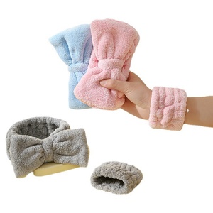 Banda para la muñeca y diadema impermeables con bloqueo de agua, estilo terciopelo coral, para lavado facial y desmaquillante, con mangas dulces - Product Image 5