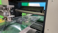 Machine d'emballage, de scellage et d'étiquetage entièrement automatique pneumatique pour films alimentaires en plastique, idéale pour les fruits, légumes, carottes et choux.
