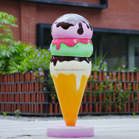 Grande sculpture extérieure en fibre de verre de cône de crème glacée pastel pour le centre commercial de dessert et l'affichage de statue de décor de zone scénique