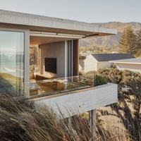 Conception de villa moderne en bord de mer, plan de maison avec vue sur la mer, piscine, aménagement paysager, services de rendu 3D