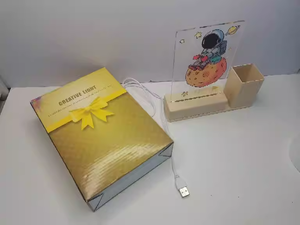 Luce notturna a forma di <span class=keywords><strong>L</strong></span> in acrilico carina lampada da comodino per ragazza portapenne da <span class=keywords><strong>astronauta</strong></span> - Product Image 5