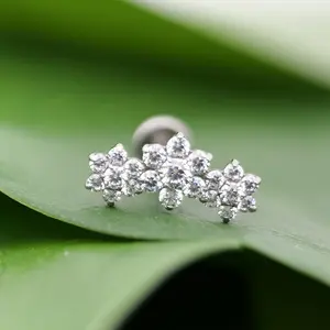 Boucles d'oreilles à dos plat en titane Zircon trois fleurs belle conception d'été diamant F136 Piercing en titane