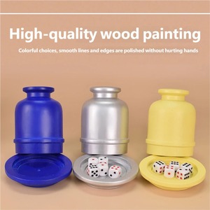 Ensemble de gobelets à <span class=keywords><strong>d</strong></span>és en bois massif de qualité supérieure avec coins arrondis et plateau pour le jeu des <span class=keywords><strong>d</strong></span>és de la fausse-semblance, idéal pour les divertissements en bar et les fêtes - Product Image 1