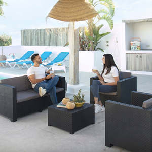 Set di Mobili da Giardino Contemporanei in Plastica Riciclata Diva Comfort, Divano Ecologico da Esterno con Tavolo e 4 Poltrone - Product Image 4