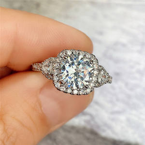 Anello di fidanzamento da donna F1197 in oro bianco con diamante taglio brillante rotondo naturale colore G e design a halo - Product Image 3