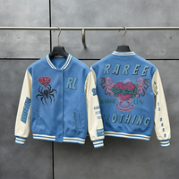 Blouson universitaire homme bleu crème colorblock avec motif cœur d'araignée et lettres brodées sur le devant et le dos, style streetwear vintage